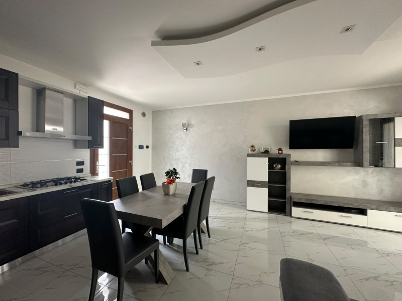 Elegante porzione di bifamiliare, ultimata nel 2022 e caratterizzata da uno stile contemporaneo, ...