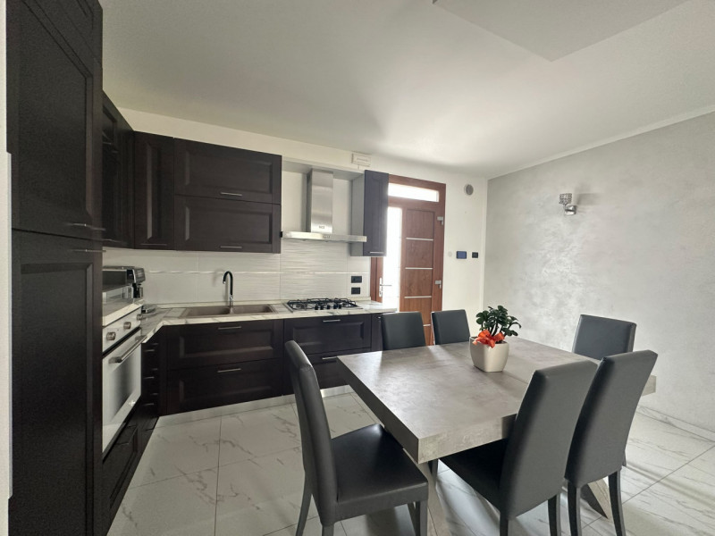 Elegante porzione di bifamiliare, ultimata nel 2022 e caratterizzata da uno stile contemporaneo, ...