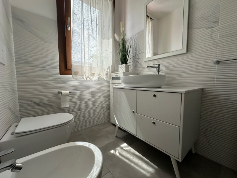 Elegante porzione di bifamiliare, ultimata nel 2022 e caratterizzata da uno stile contemporaneo, ...