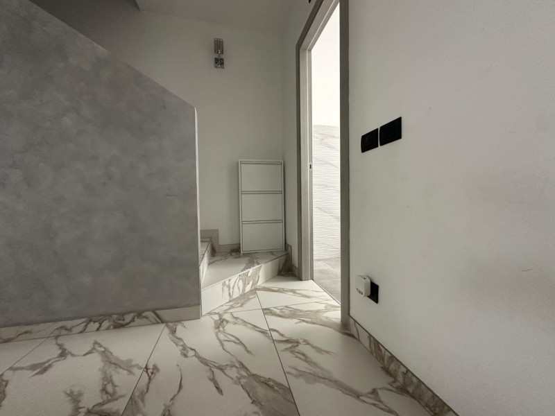 Elegante porzione di bifamiliare, ultimata nel 2022 e caratterizzata da uno stile contemporaneo, ...