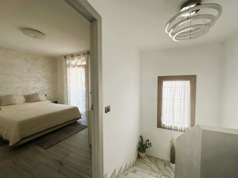 Elegante porzione di bifamiliare, ultimata nel 2022 e caratterizzata da uno stile contemporaneo, ...
