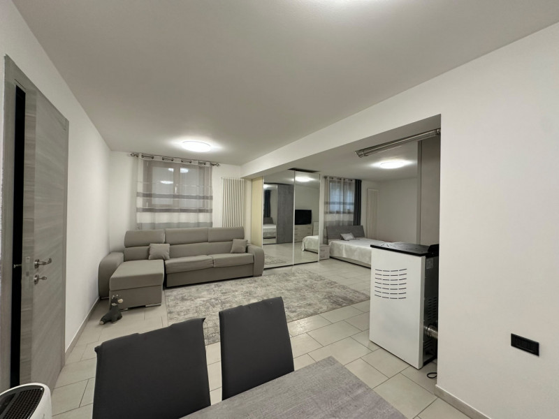 Elegante porzione di bifamiliare, ultimata nel 2022 e caratterizzata da uno stile contemporaneo, ...