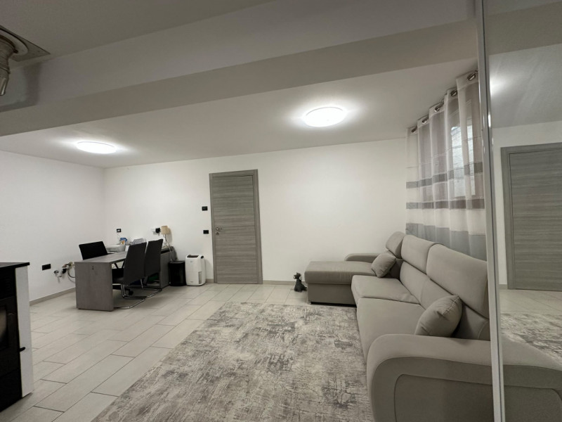 Elegante porzione di bifamiliare, ultimata nel 2022 e caratterizzata da uno stile contemporaneo, ...