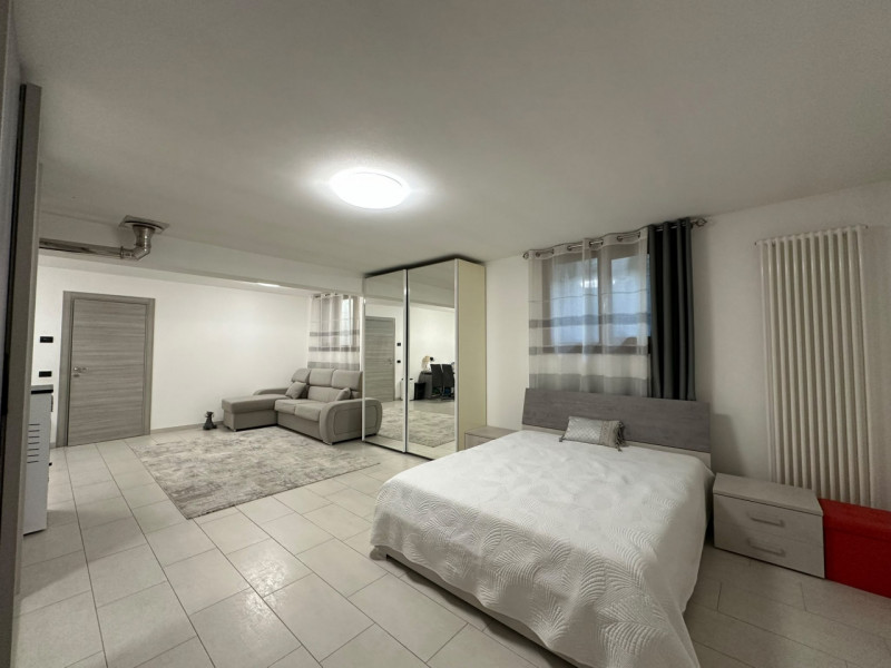 Elegante porzione di bifamiliare, ultimata nel 2022 e caratterizzata da uno stile contemporaneo, ...