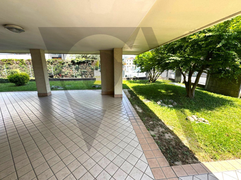 In centro paese proponiamo appartamento al secondo e terzo piano su graziosa palazzina di sole 8 ...