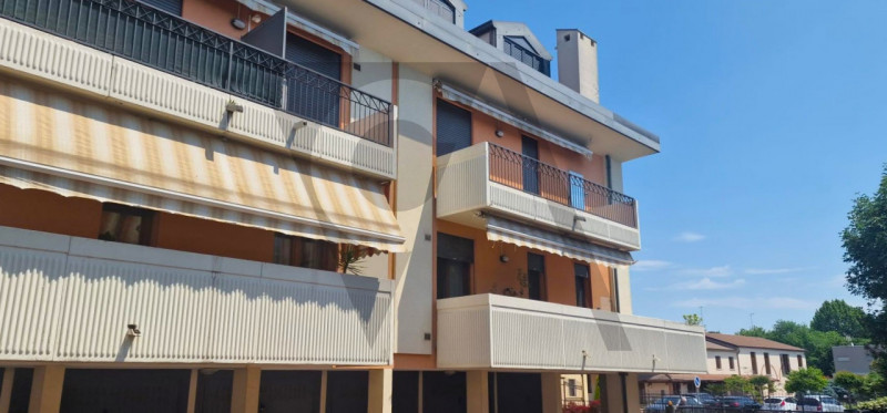 In centro paese proponiamo appartamento al secondo e terzo piano su graziosa palazzina di sole 8 ...
