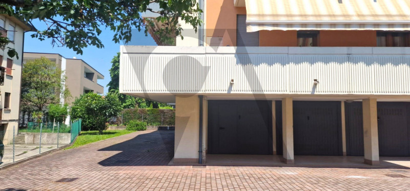 In centro paese proponiamo appartamento al secondo e terzo piano su graziosa palazzina di sole 8 ...