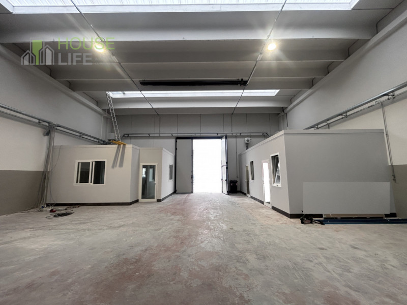 SCHIO - Z.I: CAPANNONE INDUSTRIALE RISTRUTTURATO A NUOVO di circa mq 700 circa H 7,50, con impian...