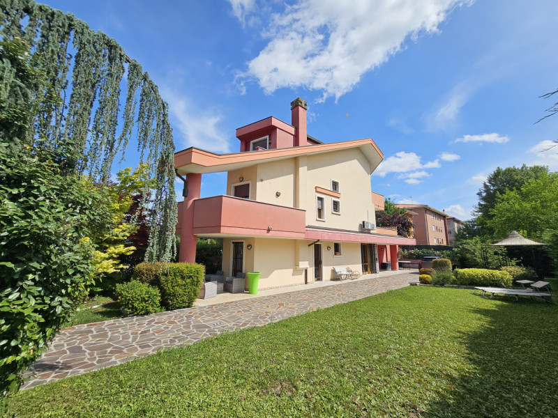 Proponiamo in vendita a Padova, una splendida villa singola, immersa nel verde ma comodissima al ...