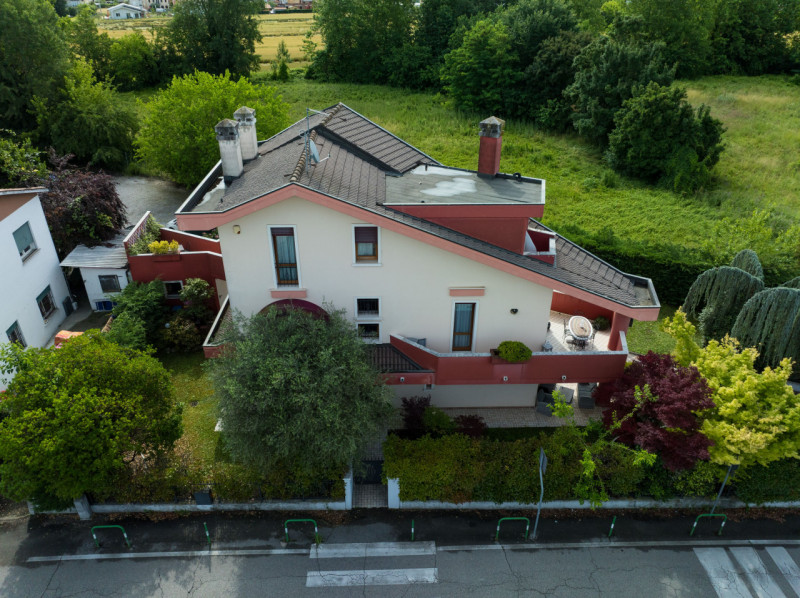 Proponiamo in vendita a Padova, una splendida villa singola, immersa nel verde ma comodissima al ...