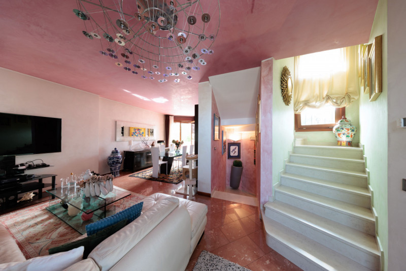 Proponiamo in vendita a Padova, una splendida villa singola, immersa nel verde ma comodissima al ...