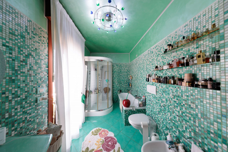 Proponiamo in vendita a Padova, una splendida villa singola, immersa nel verde ma comodissima al ...