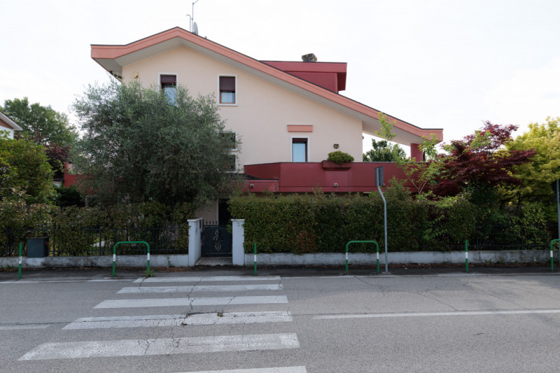 Proponiamo in vendita a Padova, una splendida villa singola, immersa nel verde ma comodissima al ...