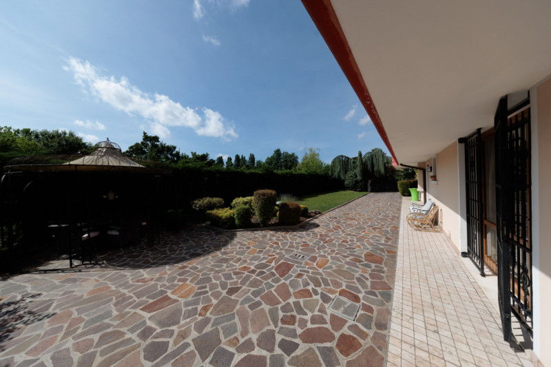 Proponiamo in vendita a Padova, una splendida villa singola, immersa nel verde ma comodissima al ...