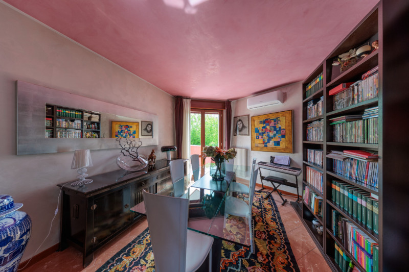 Proponiamo in vendita a Padova, una splendida villa singola, immersa nel verde ma comodissima al ...