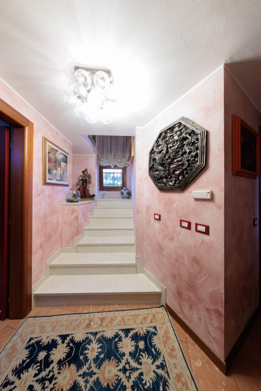 Proponiamo in vendita a Padova, una splendida villa singola, immersa nel verde ma comodissima al ...