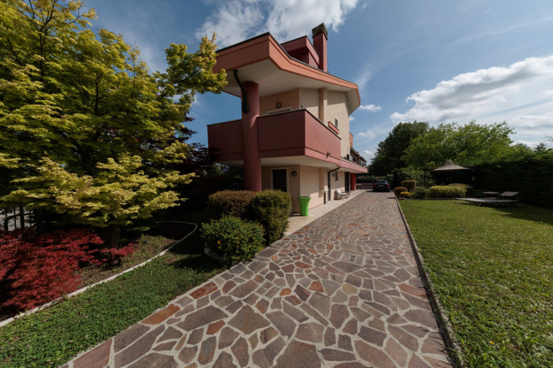 Proponiamo in vendita a Padova, una splendida villa singola, immersa nel verde ma comodissima al ...