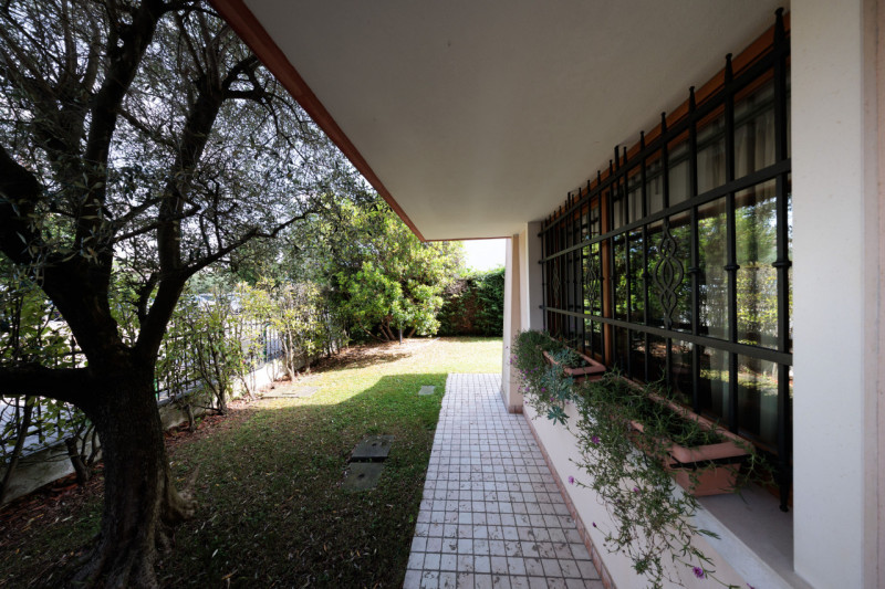 Proponiamo in vendita a Padova, una splendida villa singola, immersa nel verde ma comodissima al ...