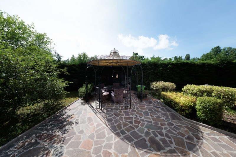 Proponiamo in vendita a Padova, una splendida villa singola, immersa nel verde ma comodissima al ...