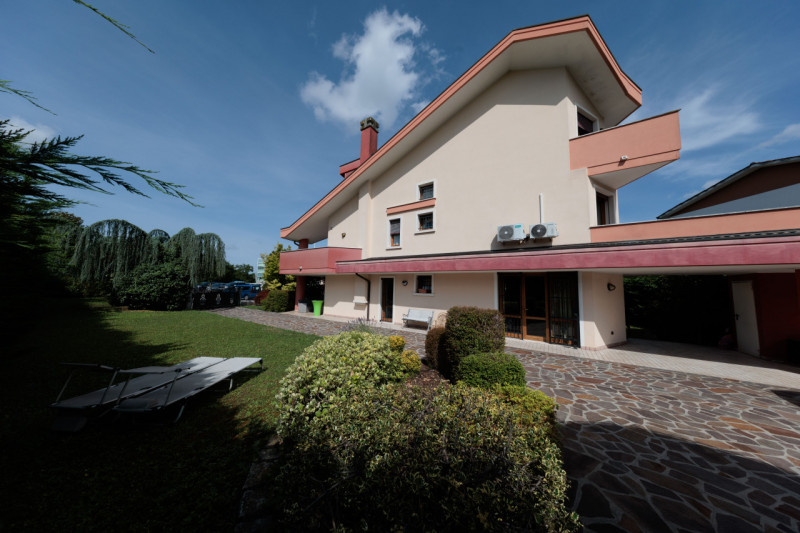 Proponiamo in vendita a Padova, una splendida villa singola, immersa nel verde ma comodissima al ...