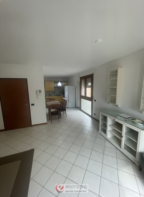 Proponiamo in vendita un appartamento trilocale situato al secondo piano di un moderno condominio...