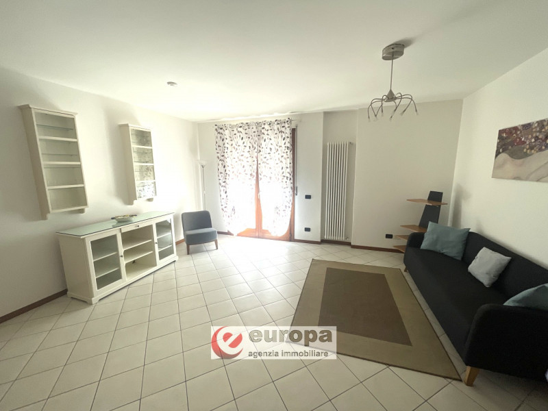 Proponiamo in vendita un appartamento trilocale situato al secondo piano di un moderno condominio...