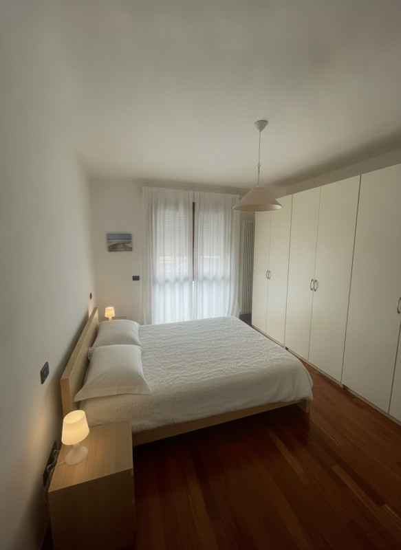 Proponiamo in vendita un appartamento trilocale situato al secondo piano di un moderno condominio...