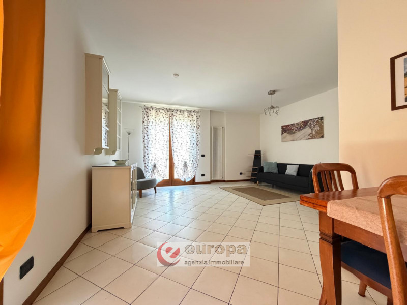 Proponiamo in vendita un appartamento trilocale situato al secondo piano di un moderno condominio...