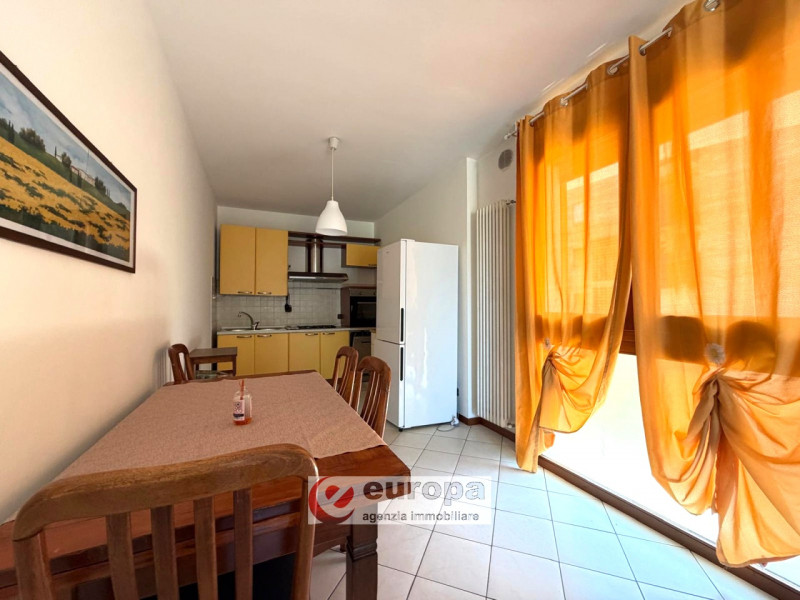 Proponiamo in vendita un appartamento trilocale situato al secondo piano di un moderno condominio...
