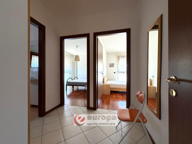 Proponiamo in vendita un appartamento trilocale situato al secondo piano di un moderno condominio...