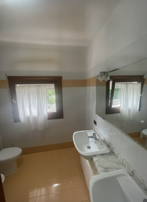 Proponiamo in vendita un appartamento trilocale situato al secondo piano di un moderno condominio...