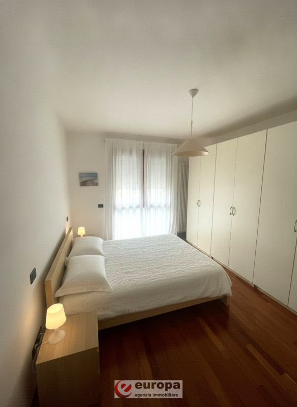 Proponiamo in vendita un appartamento trilocale situato al secondo piano di un moderno condominio...