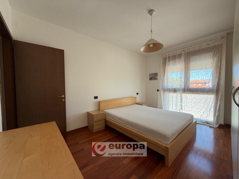Proponiamo in vendita un appartamento trilocale situato al secondo piano di un moderno condominio...