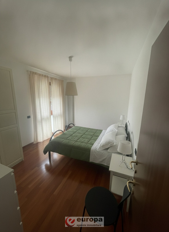 Proponiamo in vendita un appartamento trilocale situato al secondo piano di un moderno condominio...
