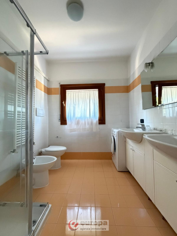 Proponiamo in vendita un appartamento trilocale situato al secondo piano di un moderno condominio...