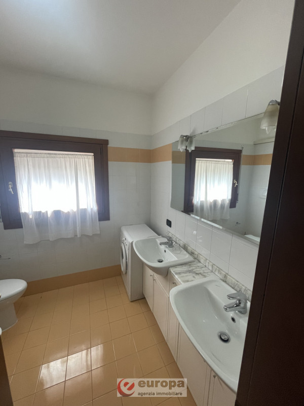 Proponiamo in vendita un appartamento trilocale situato al secondo piano di un moderno condominio...