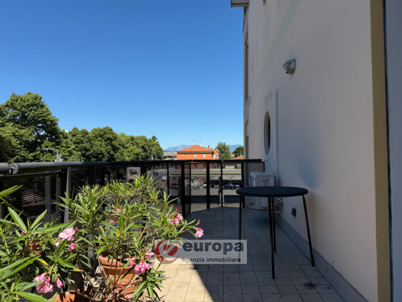 Proponiamo in vendita un appartamento trilocale situato al secondo piano di un moderno condominio...