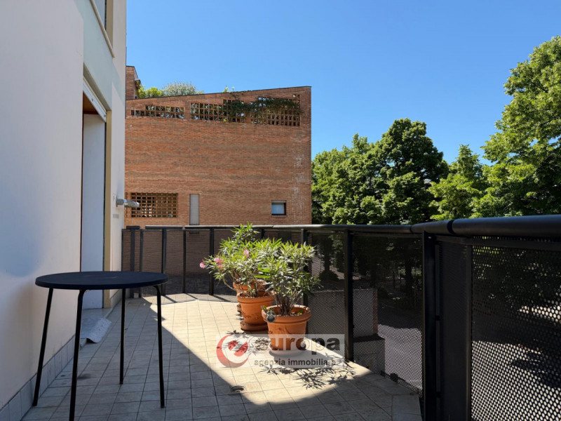 Proponiamo in vendita un appartamento trilocale situato al secondo piano di un moderno condominio...