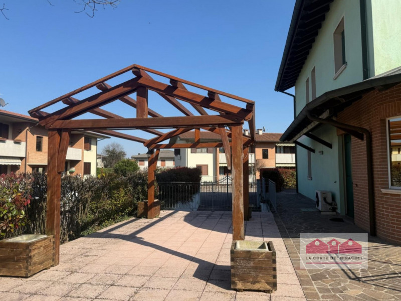 ISOLA VICENTINA: IN BIFAMILIARE SOVRAPPOSTA UN BEL BICAMERE AL PIANO TERRA CON GIARDINO ESCLUSIVO...