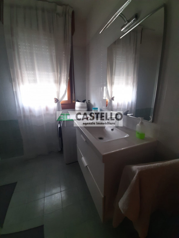 Selvazzano Dentro centro paese, in contesto residenziale tranquillo e ben servito, proponiamo spa...
