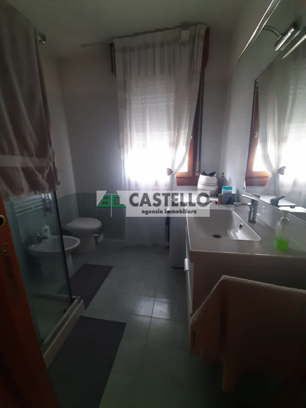 Selvazzano Dentro centro paese, in contesto residenziale tranquillo e ben servito, proponiamo spa...