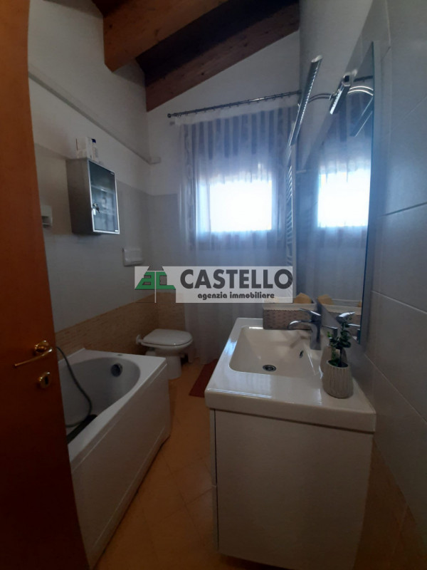 Selvazzano Dentro centro paese, in contesto residenziale tranquillo e ben servito, proponiamo spa...