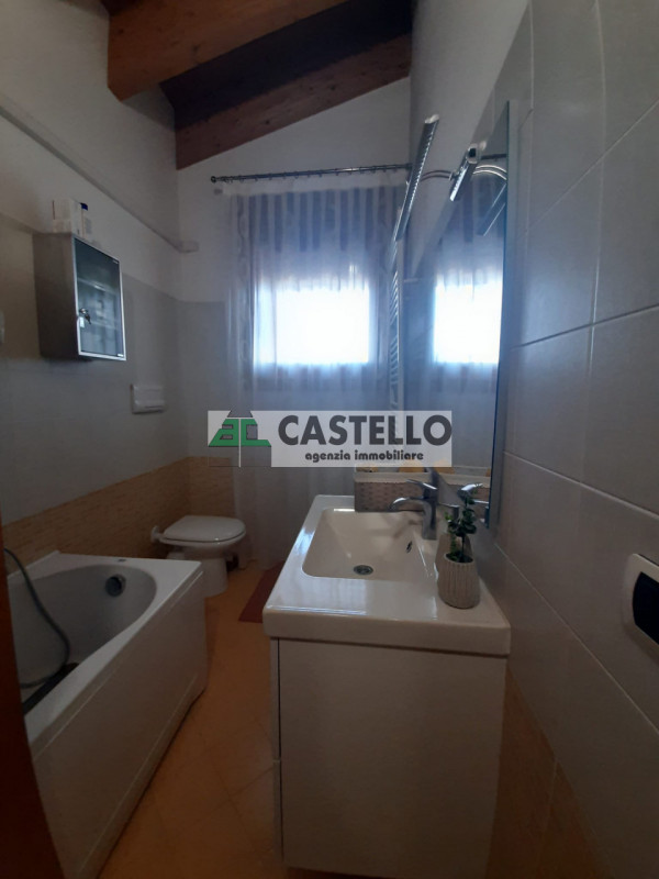 Selvazzano Dentro centro paese, in contesto residenziale tranquillo e ben servito, proponiamo spa...