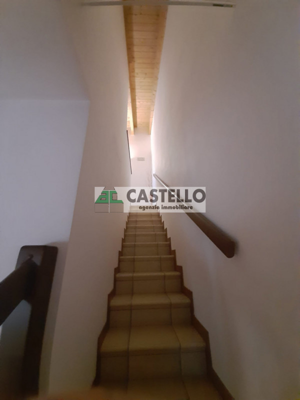 Selvazzano Dentro centro paese, in contesto residenziale tranquillo e ben servito, proponiamo spa...