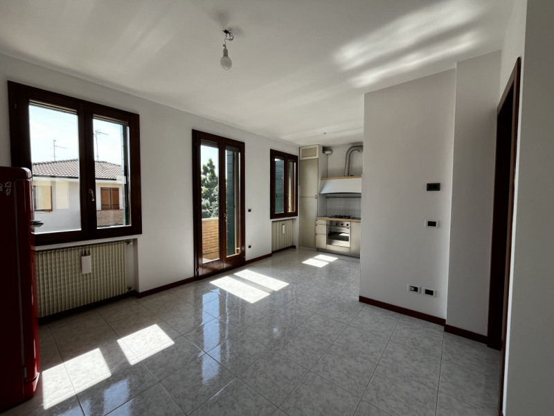 A pochi passi dal centro paese, inserito in un contesto di condominio, appartamento al primo ed u...