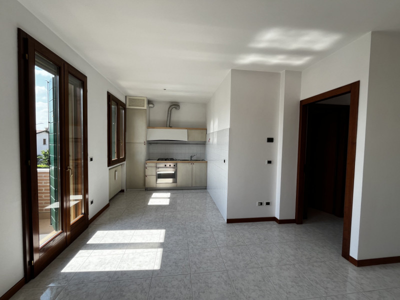 A pochi passi dal centro paese, inserito in un contesto di condominio, appartamento al primo ed u...
