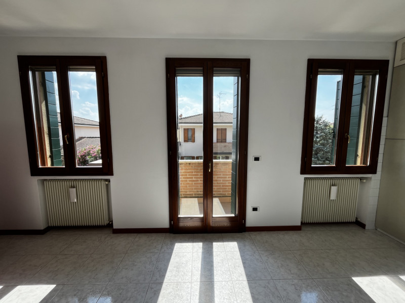 A pochi passi dal centro paese, inserito in un contesto di condominio, appartamento al primo ed u...