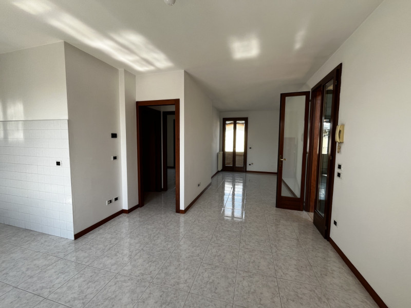 A pochi passi dal centro paese, inserito in un contesto di condominio, appartamento al primo ed u...