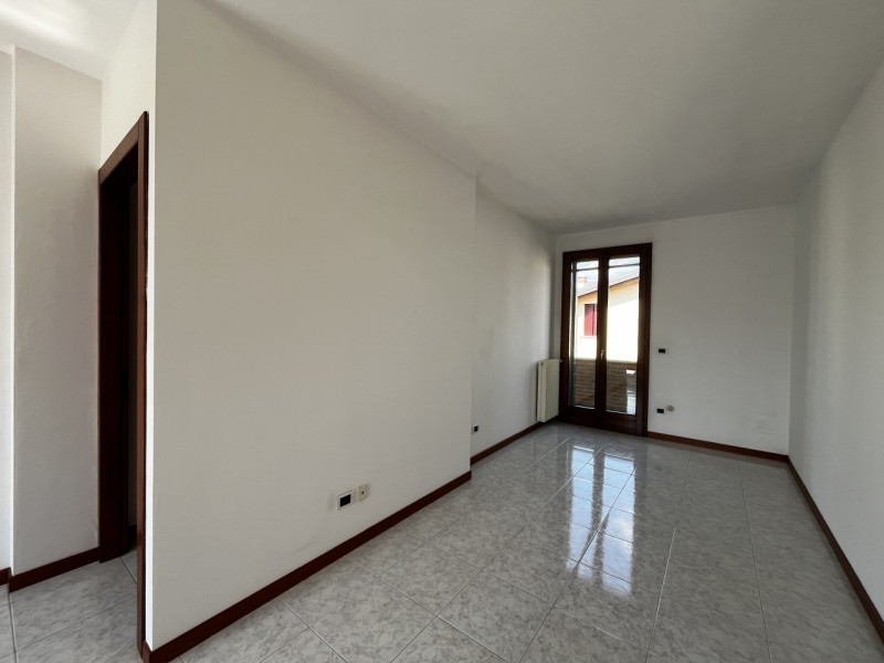 A pochi passi dal centro paese, inserito in un contesto di condominio, appartamento al primo ed u...