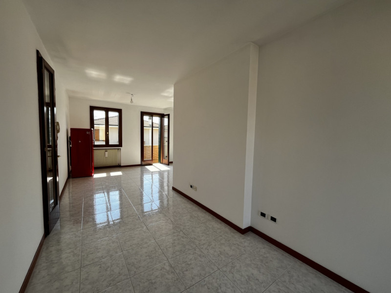 A pochi passi dal centro paese, inserito in un contesto di condominio, appartamento al primo ed u...